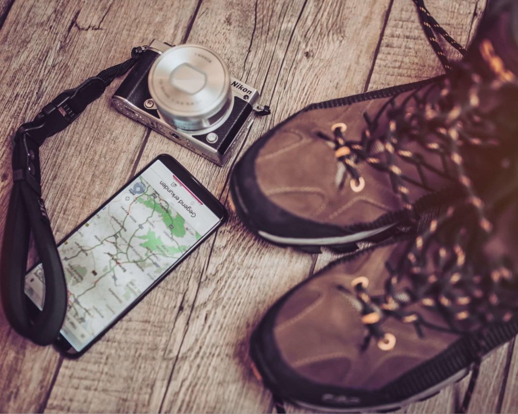 How to plana hiking trip - shows, phone, camera, map.