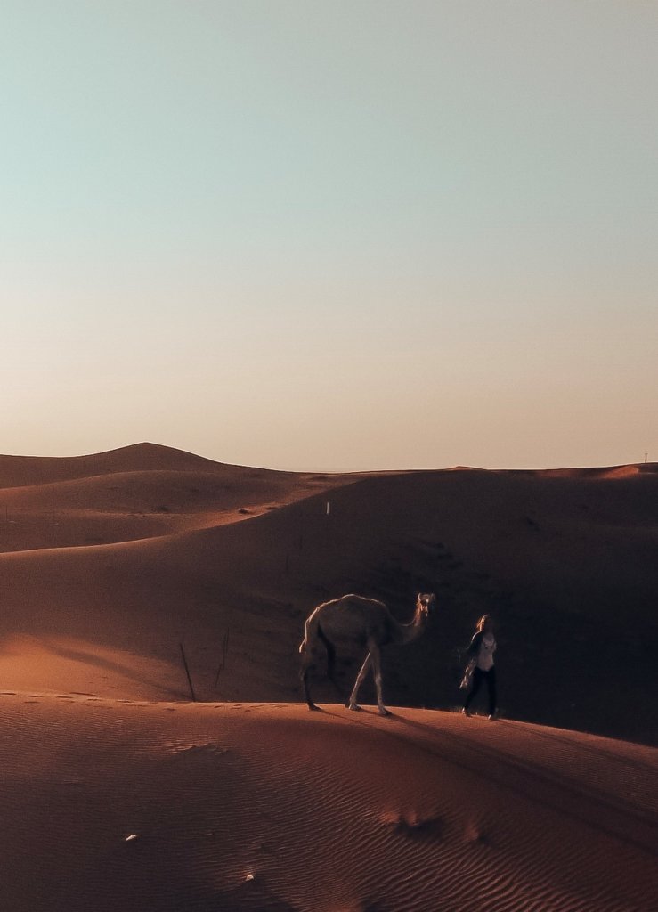 What to Wear in Dubai - long pants and long kimono in the desert. 