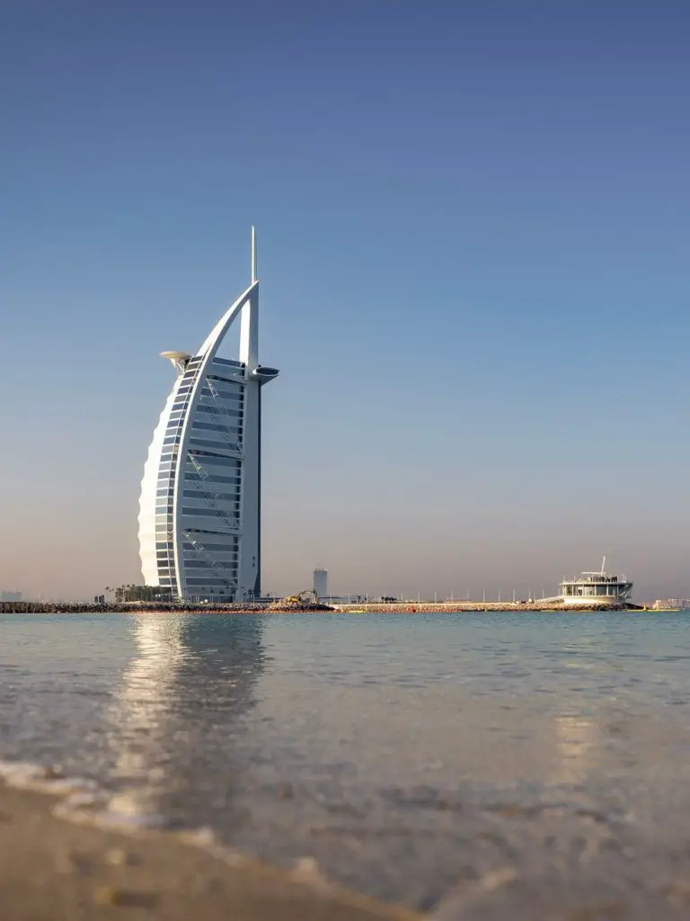 The Burj al Arab - Abu Dhabi vs Dubai, which is better?