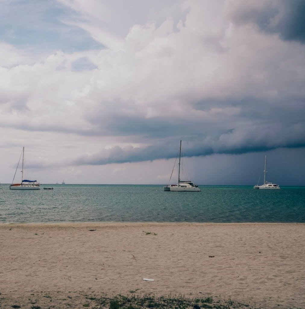 Surfside Beach with boats on the water, one of the best beaches in Aruba!