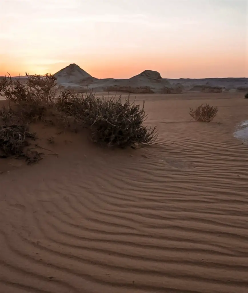 Sunset at White Desert National Park in Egypt – A Travel Guide to the Black and White Desert.