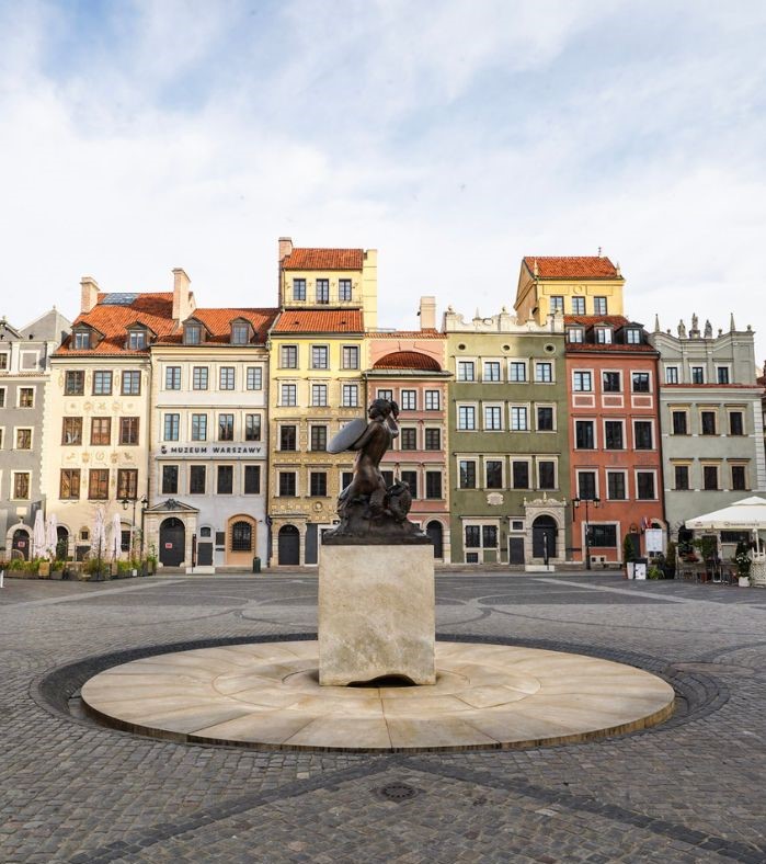 The mermaid statue in the middle of Market Square, a must-visit stop on your one day in Warsaw itinerary.