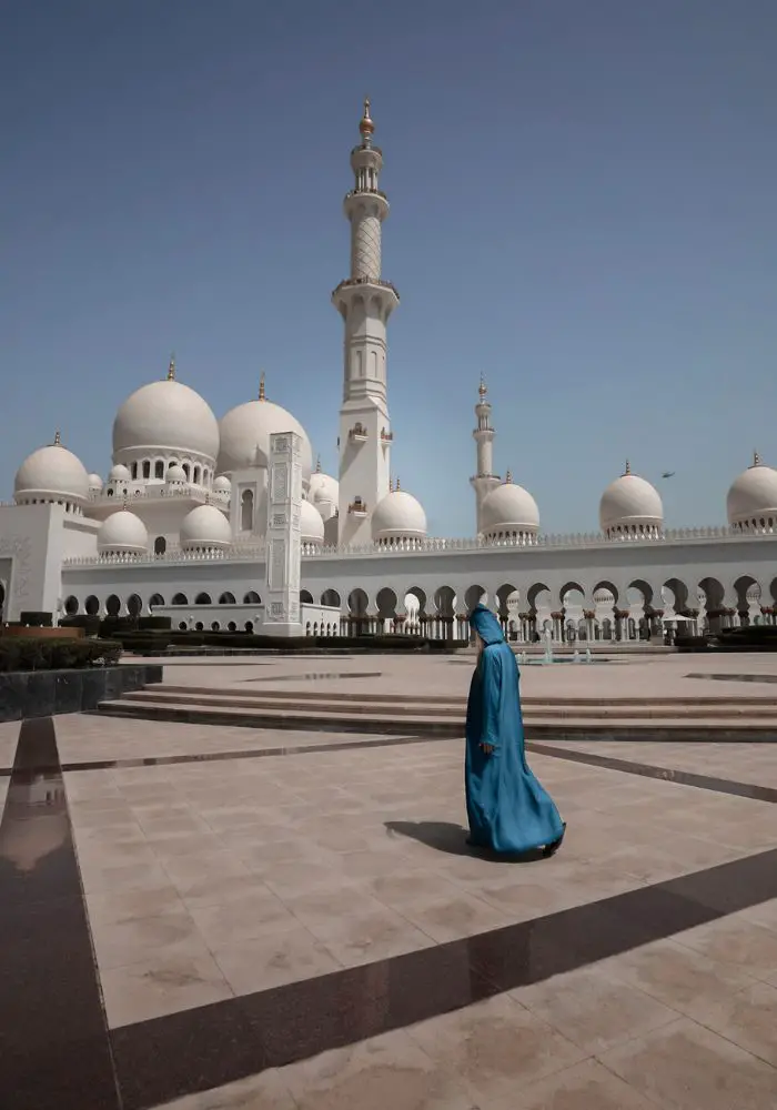 Monica in Abu Dhabi, Visiting the Sheik Zayed Grand Mosque - learn about the dress code, tickets and tours!