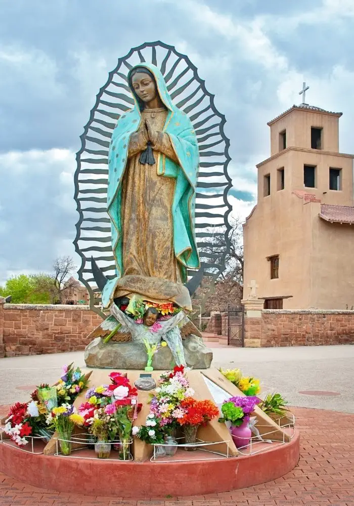 The adobe buildings of Santa Fe, one of  the stops on your New Mexico Road Trip itinerary.
