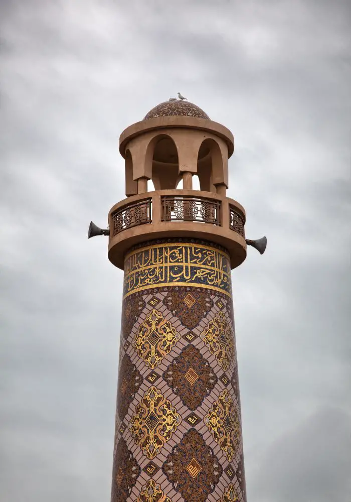 The tall minaret of the Katara Mosque.