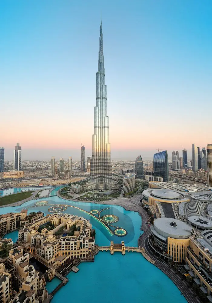The tall Burj Khalifa at sunrise, with pink and blue skies.
