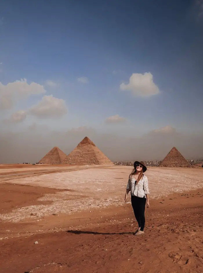 Monica on red sand, exploring Giza's pyramids alone - is Egypt expensive?
