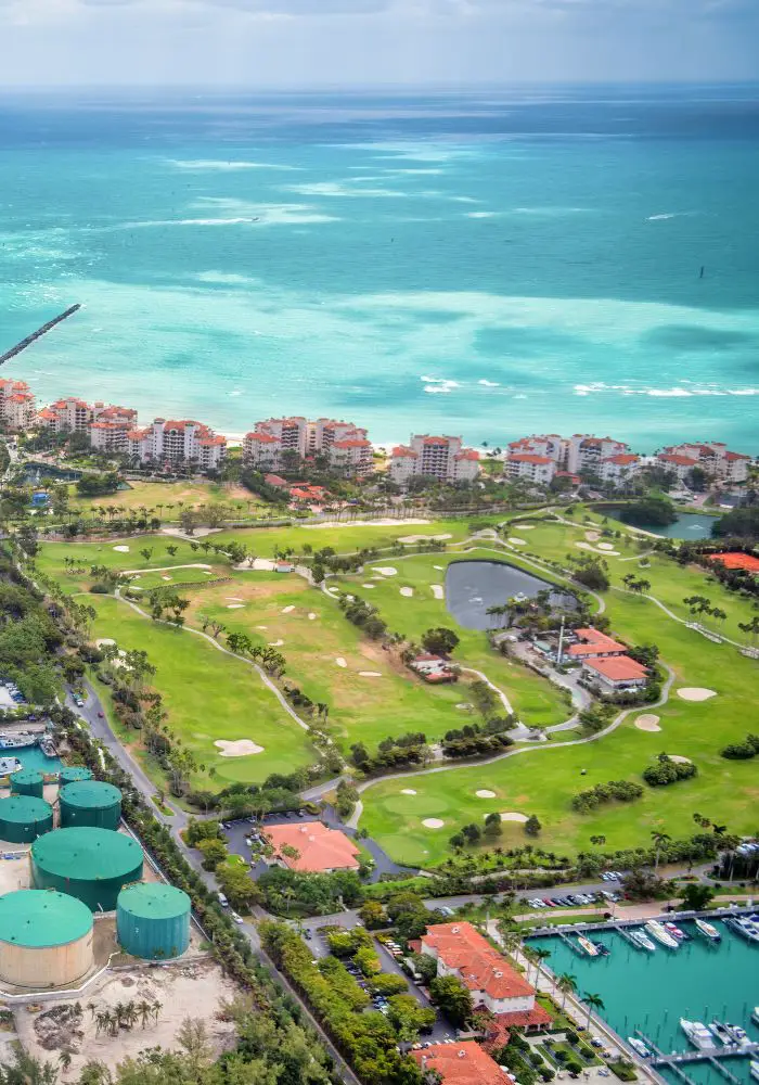 The green grass no Fisher Island, one of the best islands close to Florida.