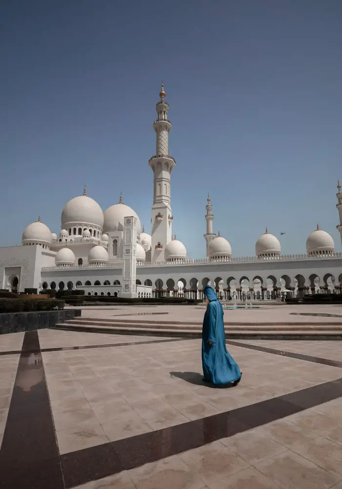 Monica in a blue abaya, Visiting Abu Dhabi as a solo female.
